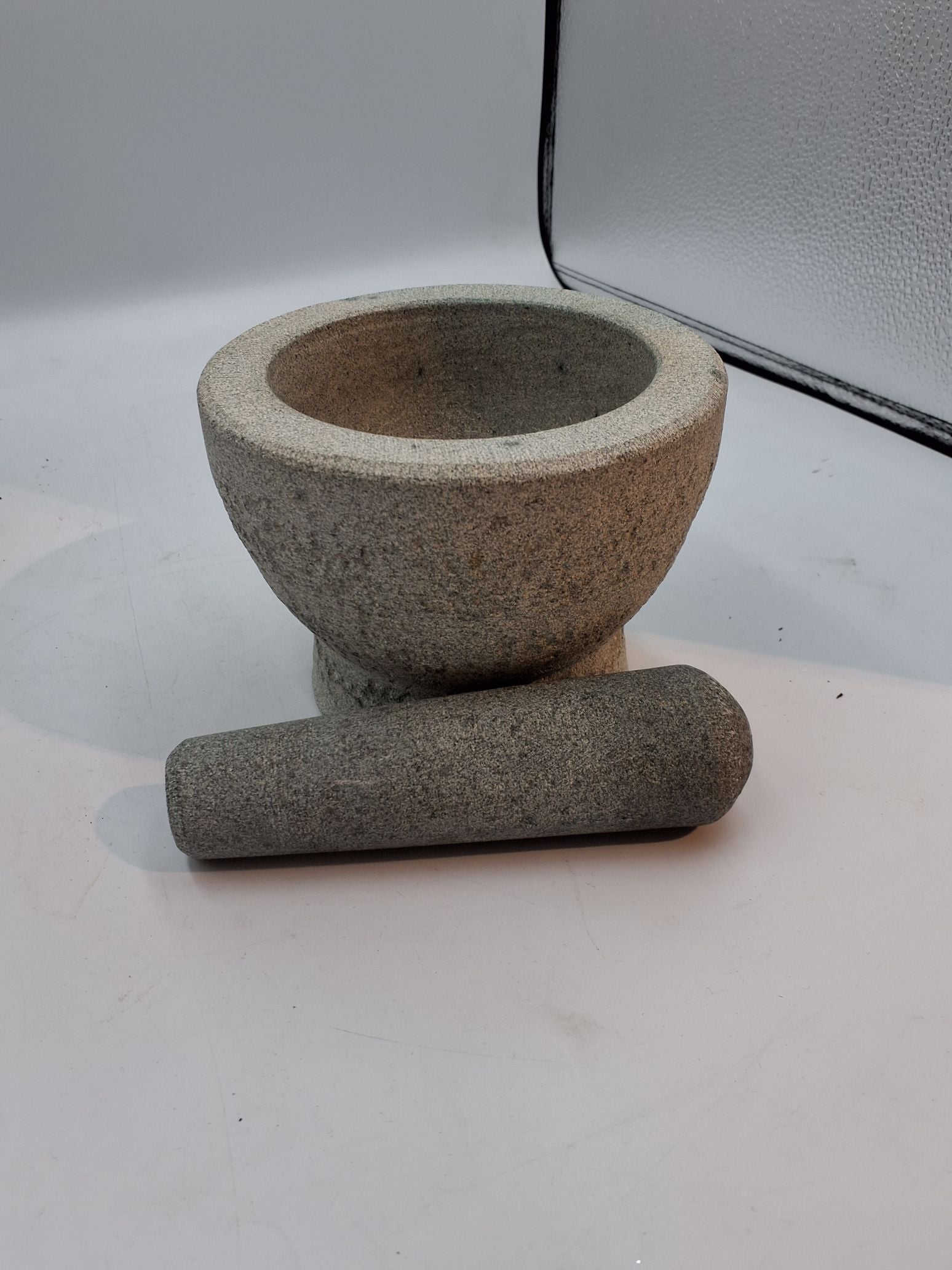 Morter i grå granit